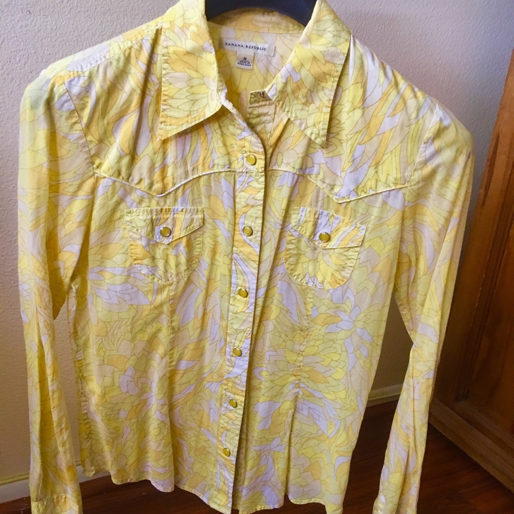 Women’s snap button top